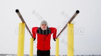 一个受过<strong>体育训练</strong>的人在冬天在露天的双杠上做俯卧撑.. 总体计划的基本观点